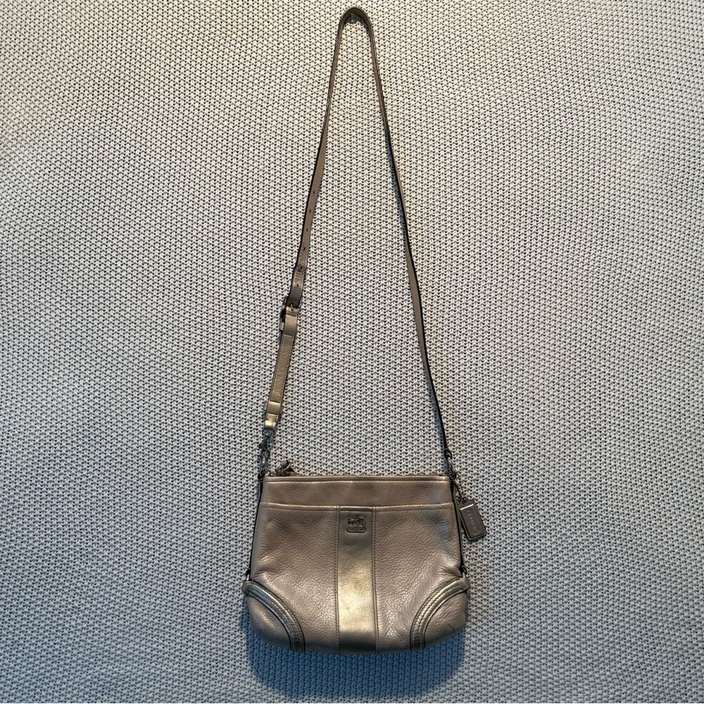 Y2K Coach Elegant Gold Leather Shoulder Bag